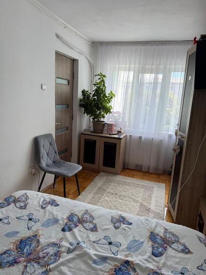 Apartament cu 3 camere semidecomandat în Micro 6