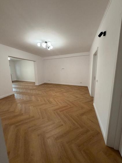 Apartament cu 3 camere decomandat în Lahovari
