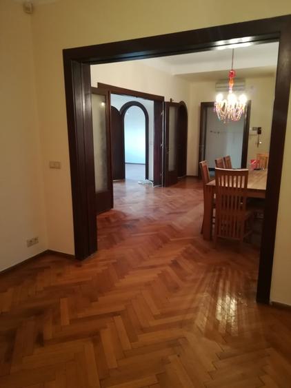 Apartament cu 5 camere circular în Lahovari