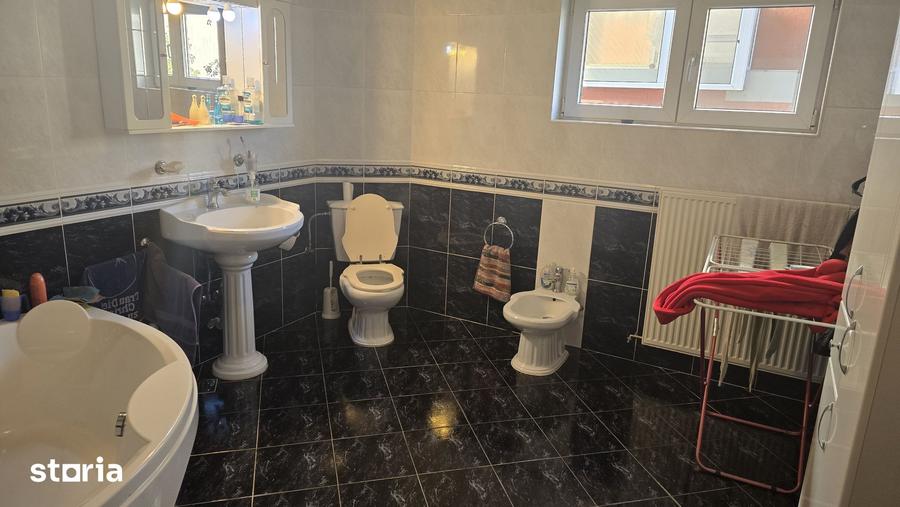Casă cu 5 camere cu Teren 1159 Mp în Ceangăi