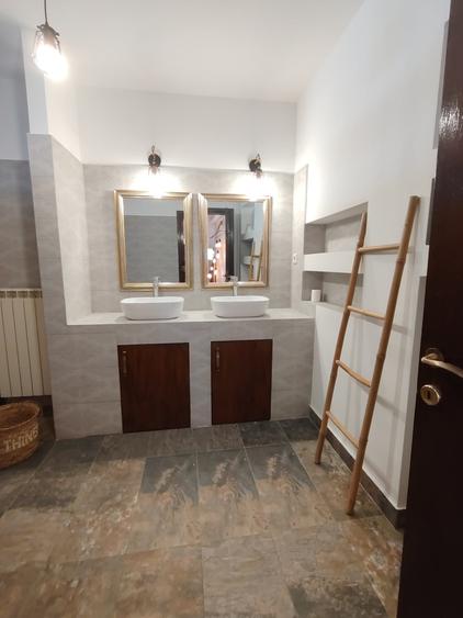 Apartament cu 4 camere semidecomandat în P-ța Victoriei