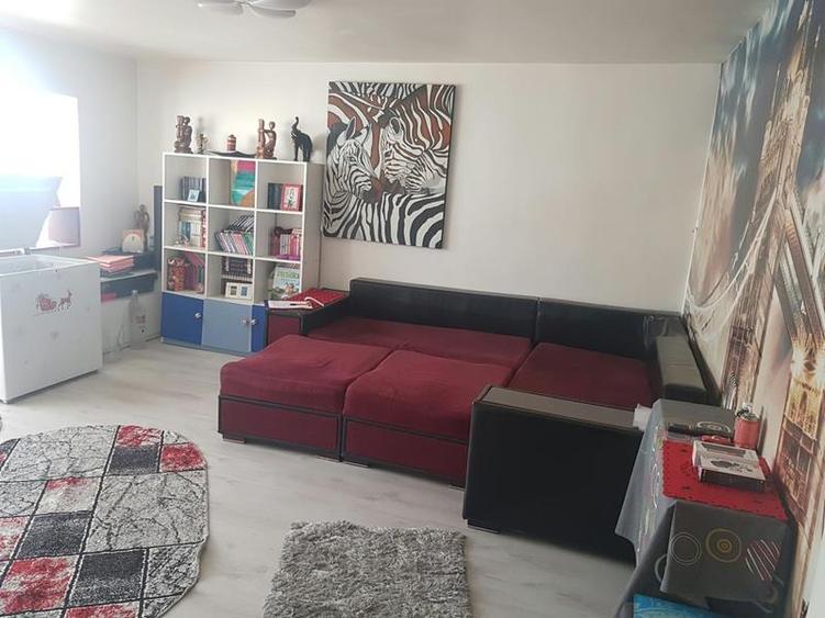 Apartament cu 3 camere decomandat, mobilat în Apollo