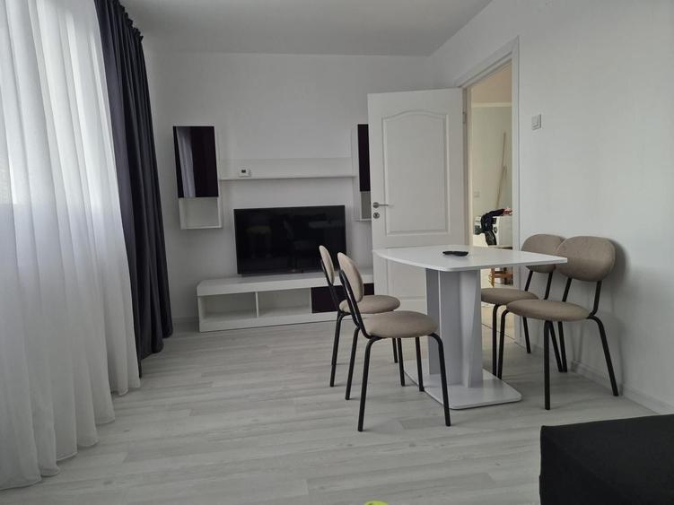 Inchiriez apartament 3 camere decomandat - 2