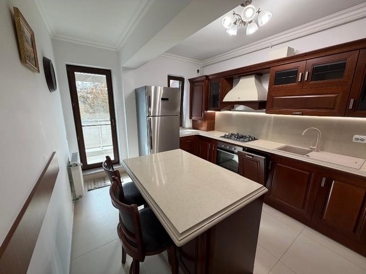 Apartament cu 3 camere semidecomandat, mobilat în Banu Manta
