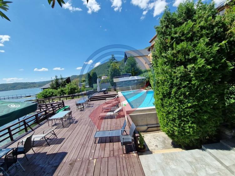 Hotel/Pensiune, de 871 mp, în Eșelnița