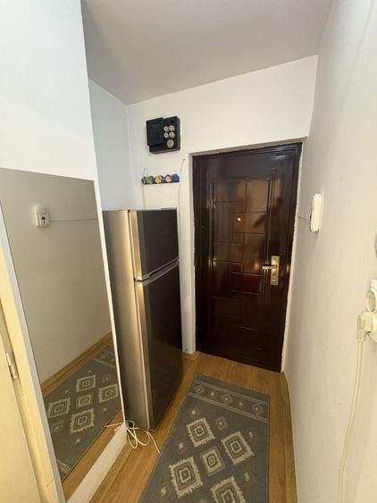 Apartament semidecomandat în Girocului