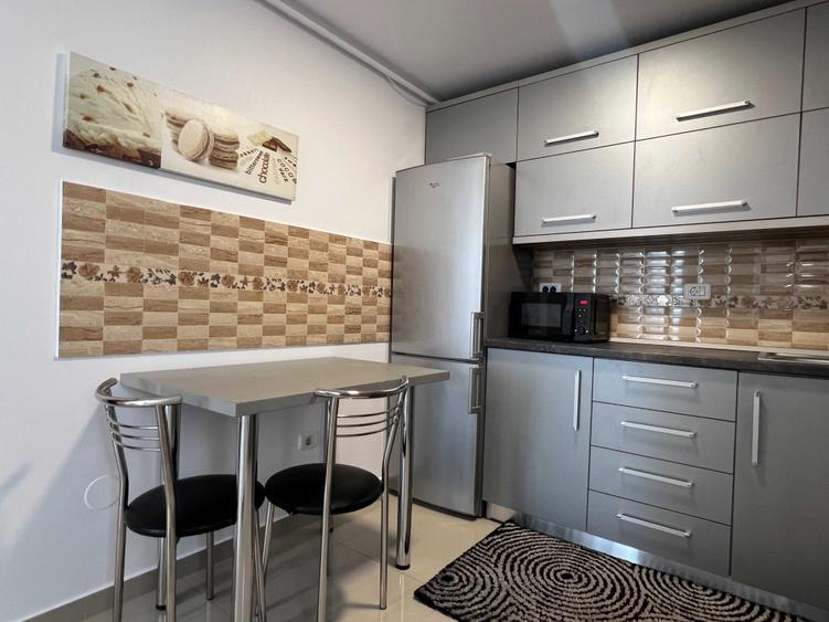Apartament cu 3 camere decomandat în Palazu Mare
