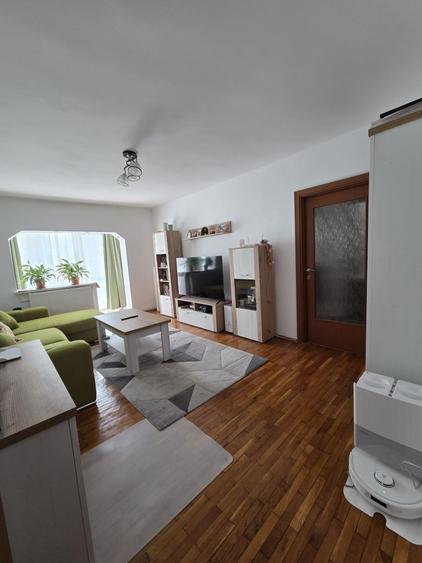 Apartament cu 2 camere semidecomandat în Craiovița Nouă