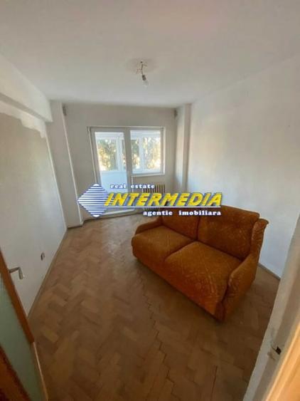 Apartament cu 3 camere decomandat în Cetate