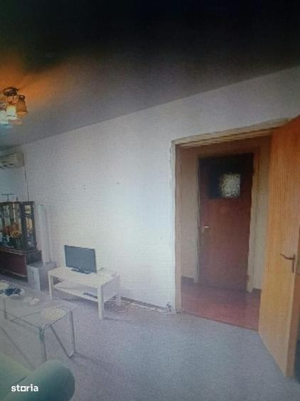 Apartament cu 3 camere semidecomandat în 1 Decembrie 1918