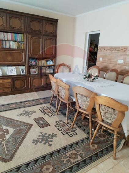 Casă individuală cu 6 camere cu Teren 3275 Mp în Periferie