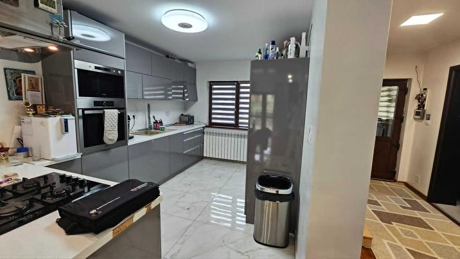 Casă cu 4 camere în Valea Adâncă