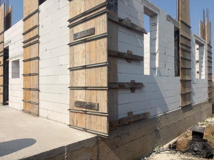 Casă individuală cu 2 camere cu Teren 250 Mp în Central
