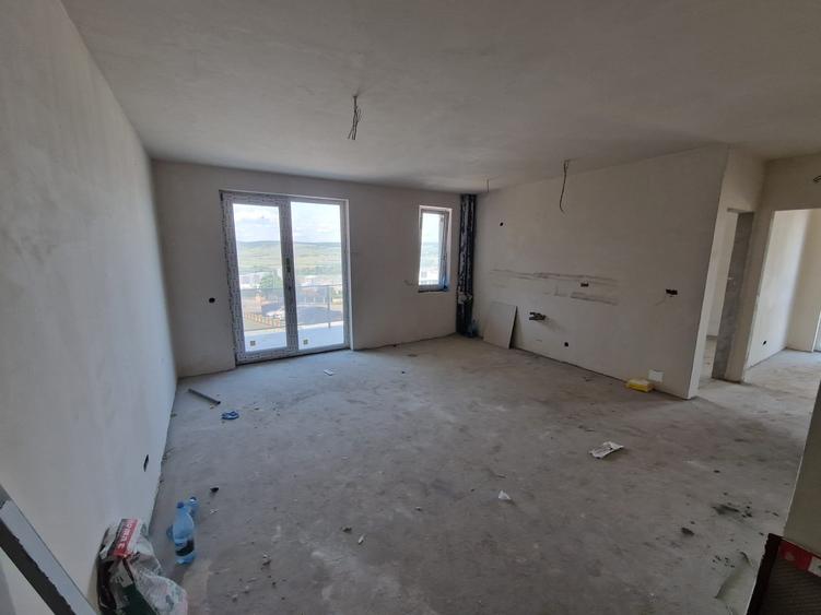 Apartament cu 3 camere semidecomandat în Florești
