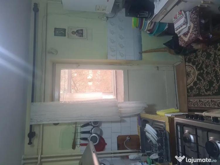 Apartament cu 3 camere semidecomandat în Exterior Vest