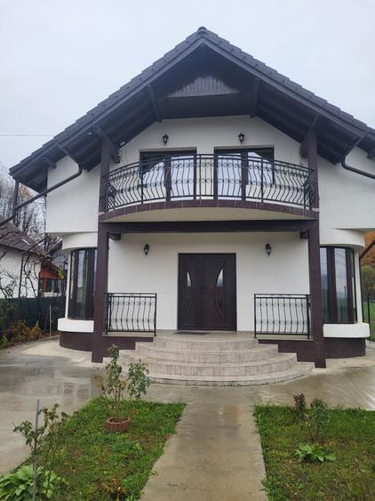 Casă cu 4 camere cu Teren 1500 Mp în Central