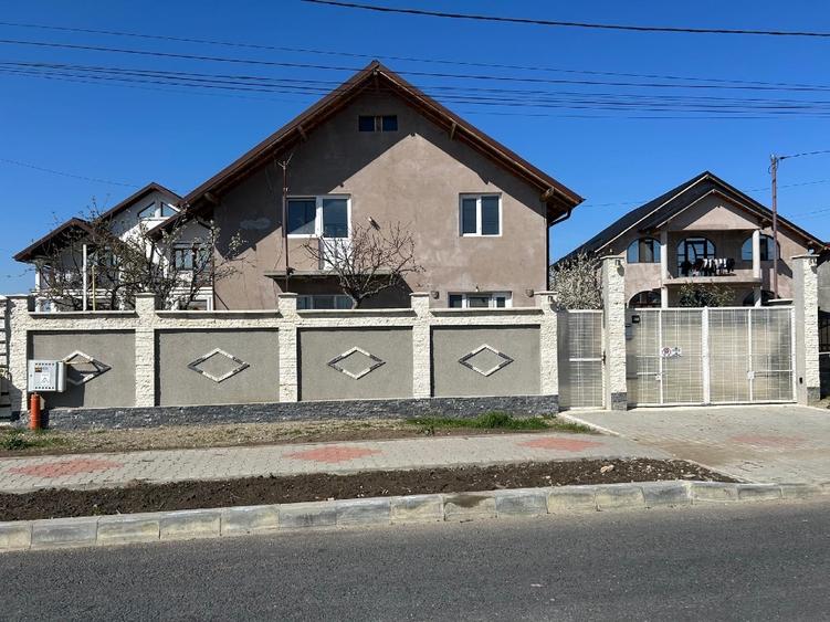 Casă individuală cu 5 camere cu Teren 800 Mp în Vest