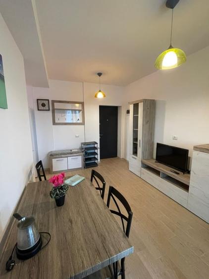 Apartament cu 3 camere decomandat, mobilat în Exterior Est