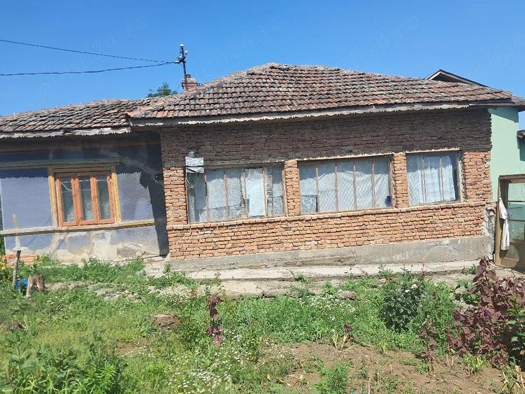 Casă cu 3 camere cu Teren 2000 Mp în Hotarele
