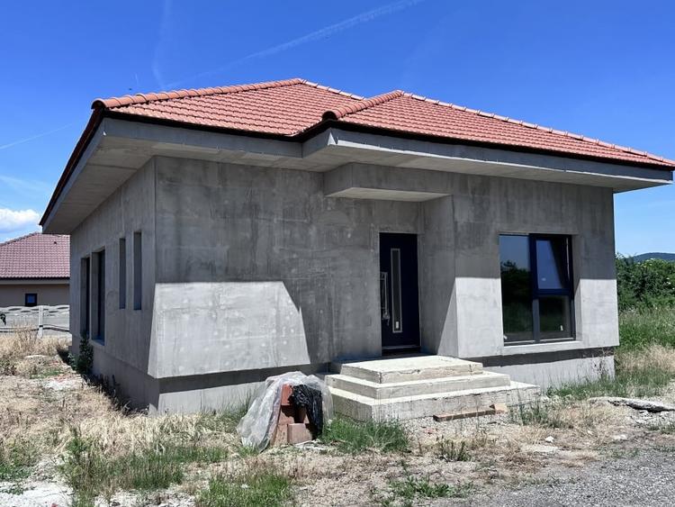 Casă individuală cu 4 camere cu Canalizare în Micești
