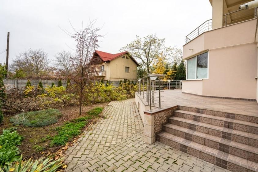 Casă individuală cu 7 camere cu Garaj în Săftica