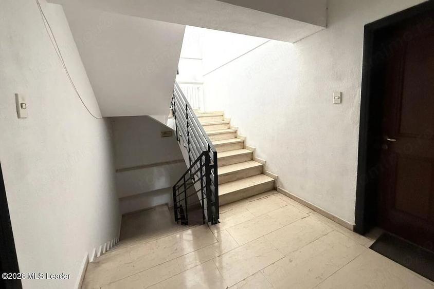 Apartament cu 6 camere decomandat în Polonă