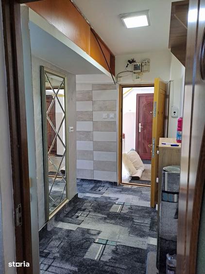 Apartament cu 3 camere în Craiovița Nouă