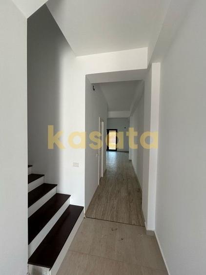 Casă individuală cu 4 camere cu Canalizare în Balotești