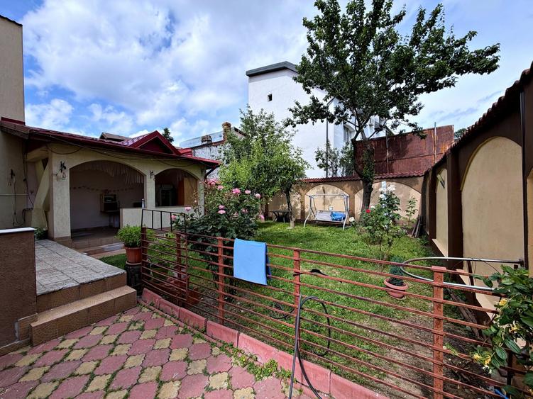 Casă individuală cu 8 camere cu Canalizare în P-ța Alba Iulia
