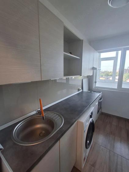 Apartament cu 3 camere semidecomandat în Giulești