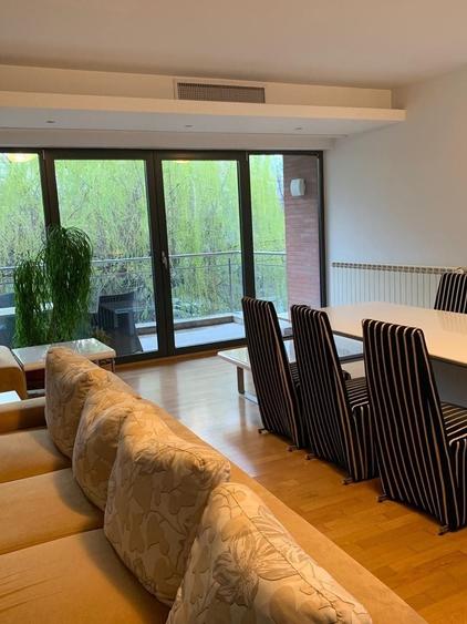 Apartament cu 5 camere decomandat în Capitale