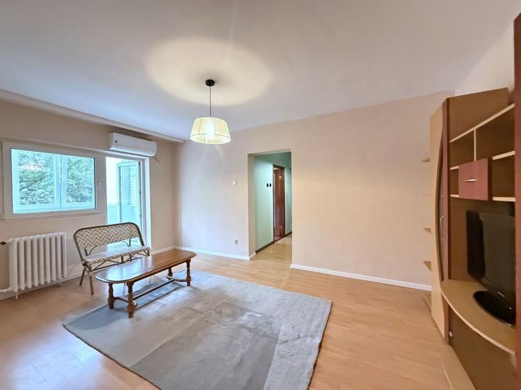 Apartament cu 4 camere semidecomandat, mobilat în Tei