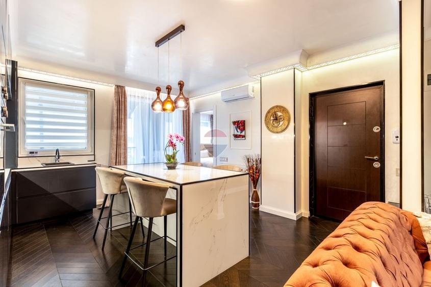 Apartament cu 3 camere semidecomandat, mobilat în Central