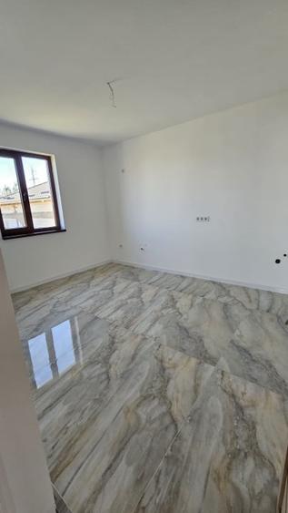 Casă individuală cu 5 camere cu Canalizare în Malu Mare