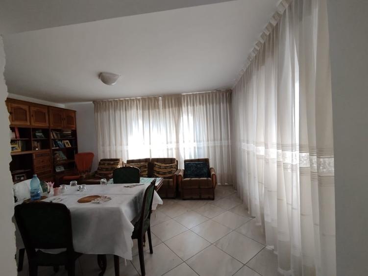 Casă individuală cu 8 camere cu Canalizare în Frătești