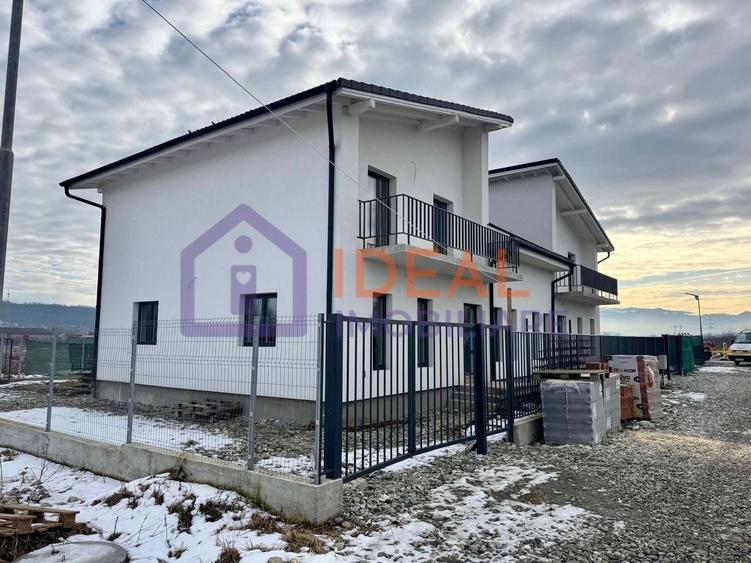 Duplex cu 4 camere cu Canalizare în Mohu