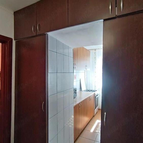 Apartament cu 2 camere semidecomandat în Craiovița Nouă