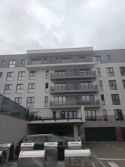 Apartament cu 2 camere semidecomandat, mobilat în Florești