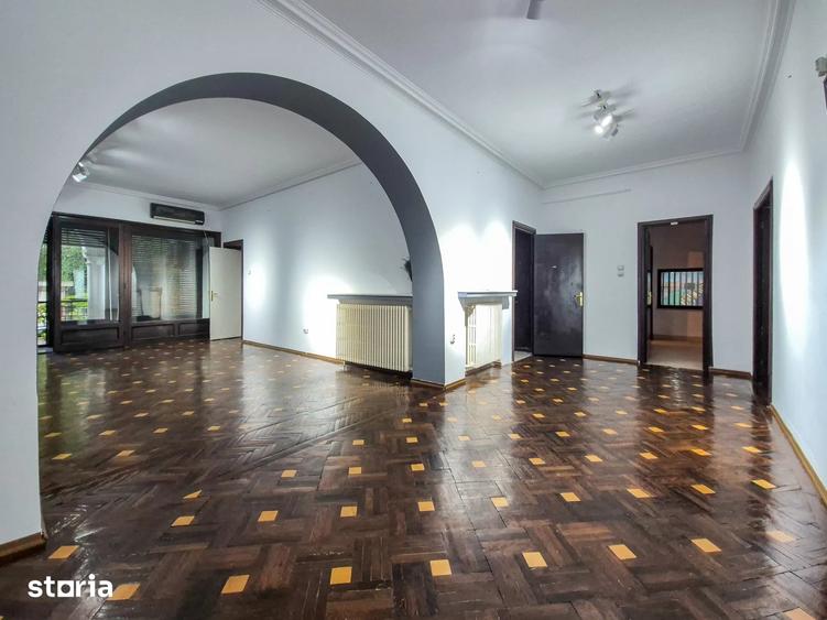 Apartament cu 5 camere decomandat, mobilat în P-ța Romană