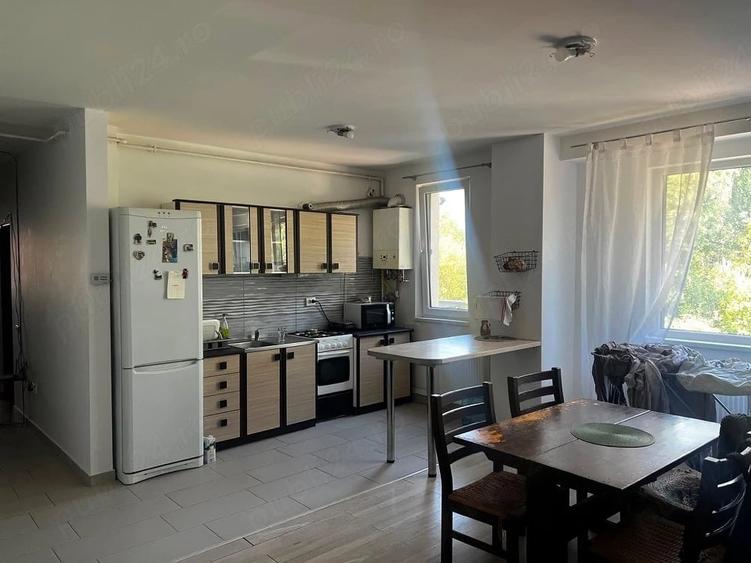 Apartament cu 3 camere semidecomandat în Exterior Vest