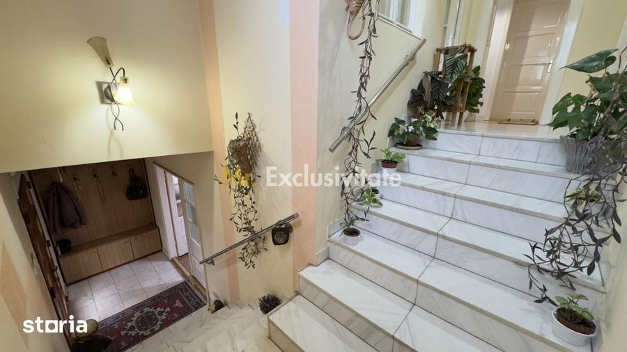 Casă cu 7 camere cu Teren 4620 Mp în Central