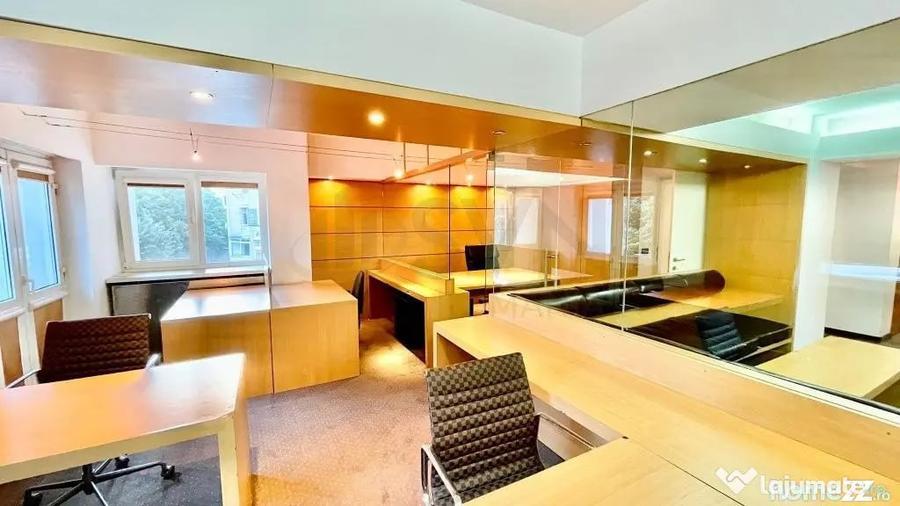 Apartament cu 5 camere semidecomandat în Romană