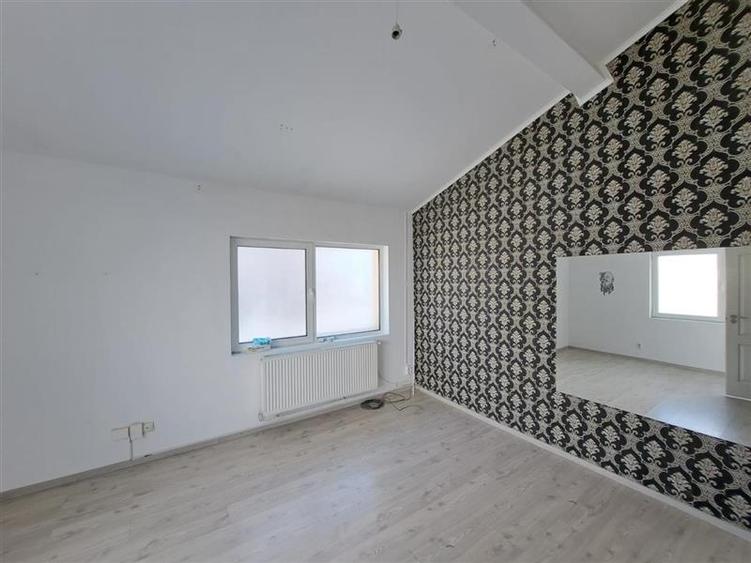 Duplex cu 11 camere cu Canalizare în Mărăști