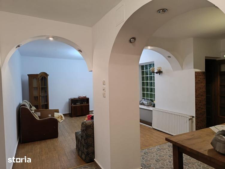 Apartament cu 4 camere decomandat în Est