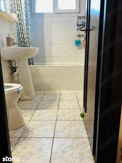 Apartament cu 3 camere decomandat, mobilat în Titan