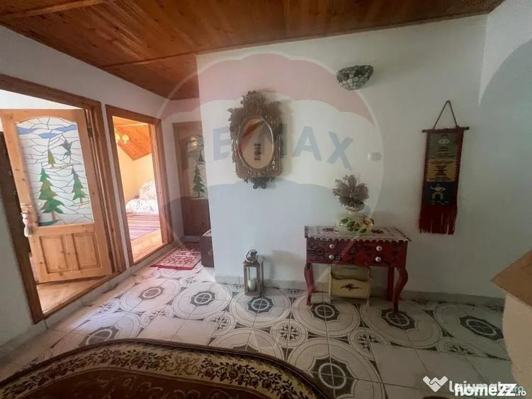 Casă cu 10 camere cu Teren 2362 Mp în Lepșa