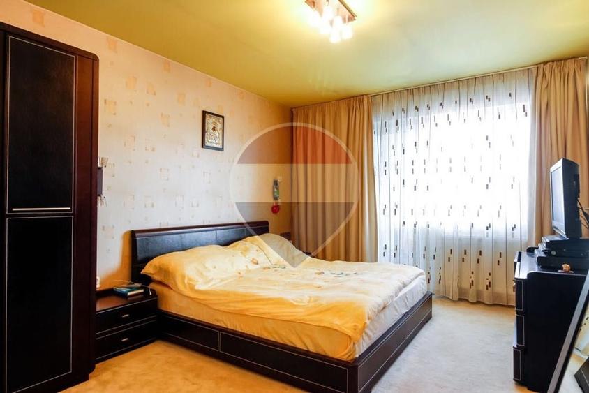 Apartament cu 6 camere semidecomandat, mobilat în Apărătorii Patriei