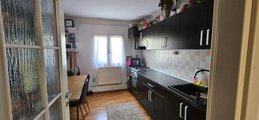 Apartament cu 4 camere decomandat, mobilat în Cornitoiu