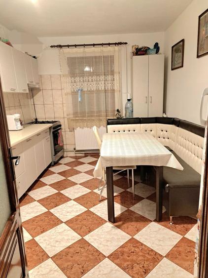 Apartament cu 4 camere decomandat în Mofleni