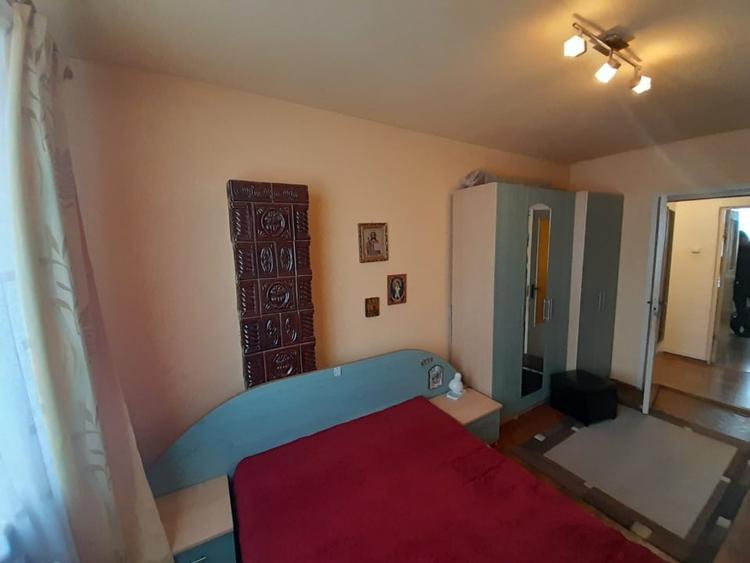 Apartament cu 3 camere decomandat, mobilat în Calea Moldovei